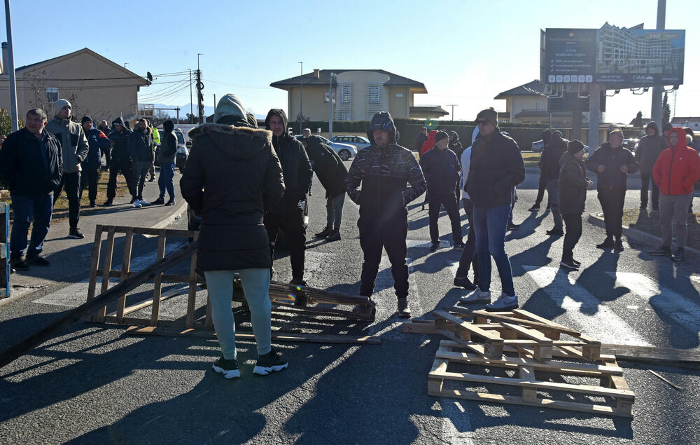 <p>Saobraćajnica prema aerodromu i dalje blokirana</p>