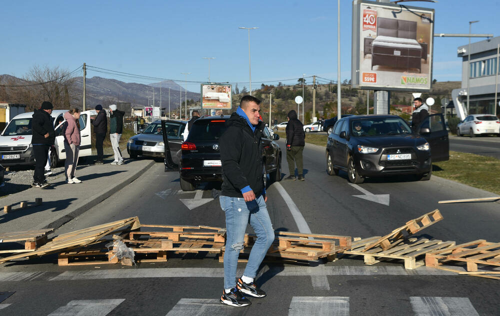 <p>Saobraćajnica prema aerodromu i dalje blokirana</p>