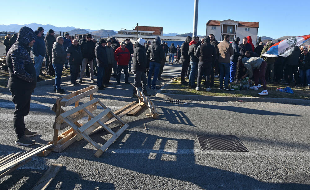 <p>Saobraćajnica prema aerodromu i dalje blokirana</p>