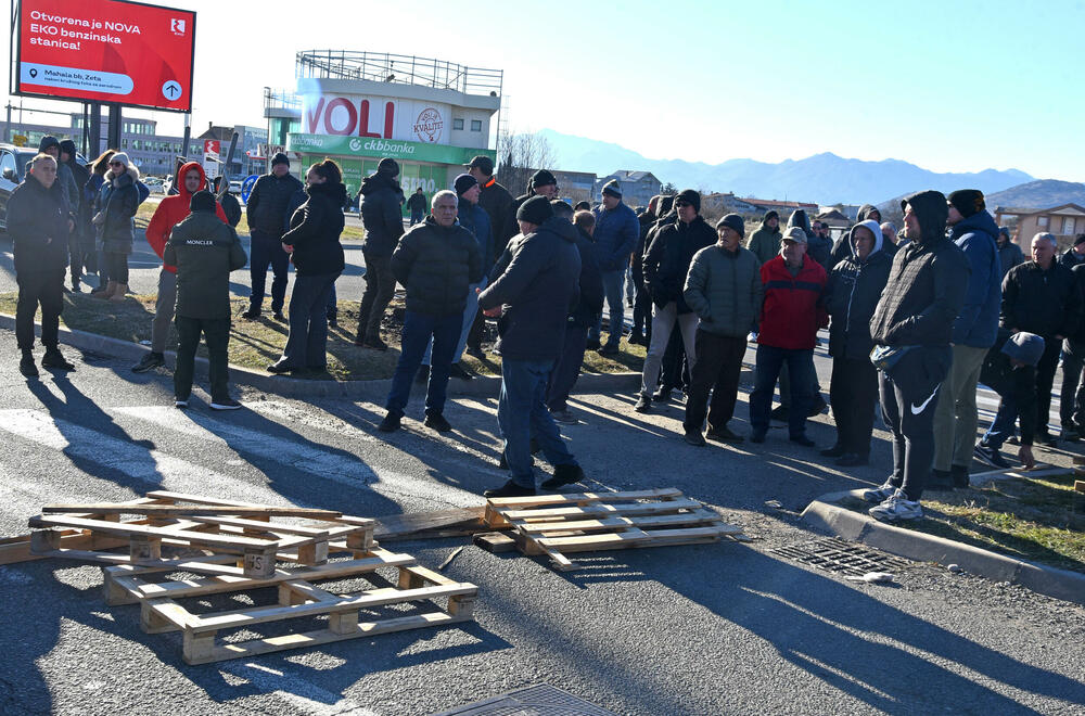 <p>Saobraćajnica prema aerodromu i dalje blokirana</p>