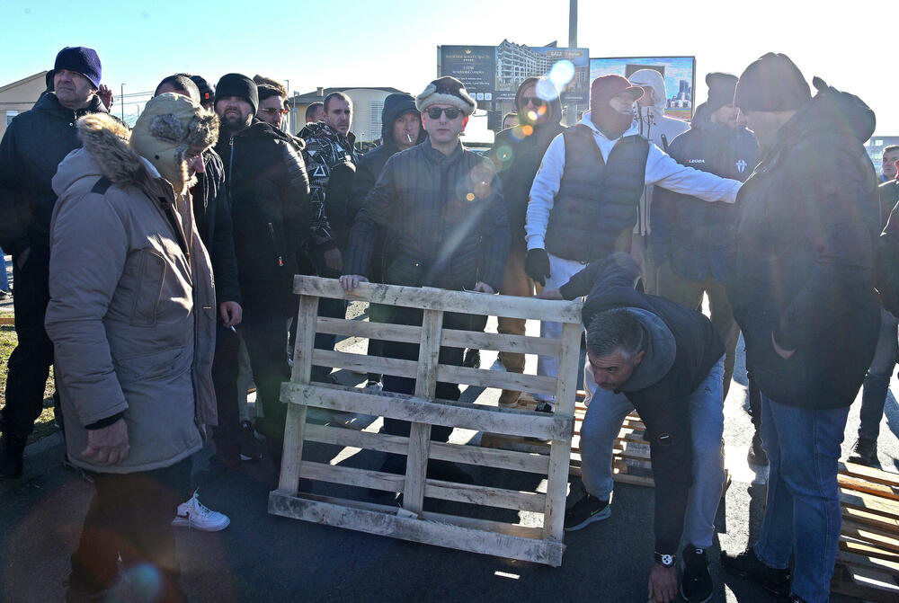 <p>Saobraćajnica prema aerodromu i dalje blokirana</p>