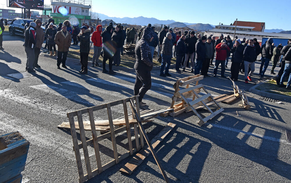 <p>Saobraćajnica prema aerodromu i dalje blokirana</p>