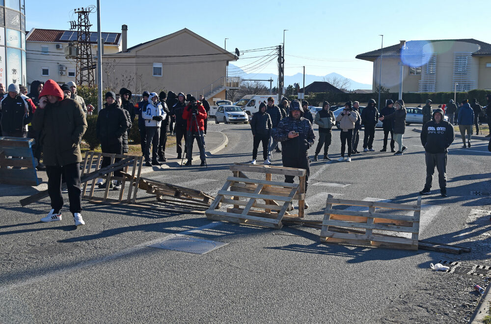 <p>Saobraćajnica prema aerodromu i dalje blokirana</p>