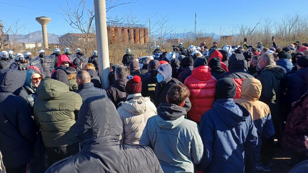 <p>Knežević poručio Spajiću i Šaranoviću da "dobro razmisle" do sjutra u podne. "Ako bude negativan odgovor i policija se ne povuče, niko ne zna sa kakvim posljedicama će se suočiti Crna Gora", kazao je on</p>