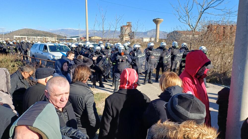<p>Knežević poručio Spajiću i Šaranoviću da "dobro razmisle" do sjutra u podne. "Ako bude negativan odgovor i policija se ne povuče, niko ne zna sa kakvim posljedicama će se suočiti Crna Gora", kazao je on</p>