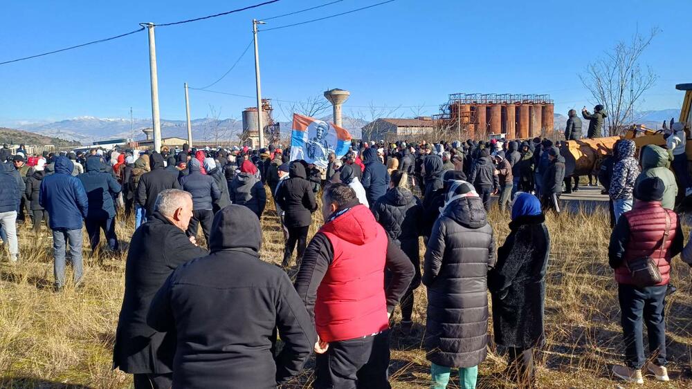 <p>Knežević poručio Spajiću i Šaranoviću da "dobro razmisle" do sjutra u podne. "Ako bude negativan odgovor i policija se ne povuče, niko ne zna sa kakvim posljedicama će se suočiti Crna Gora", kazao je on</p>