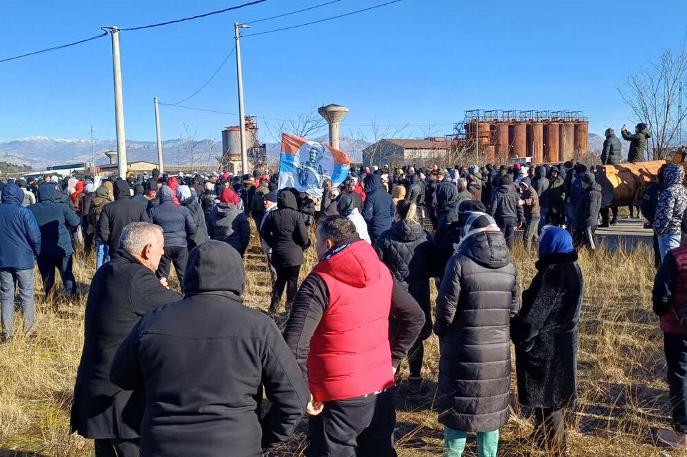 Detalj sa okupljanja građana u Botunu, Foto: Predrag Tomović