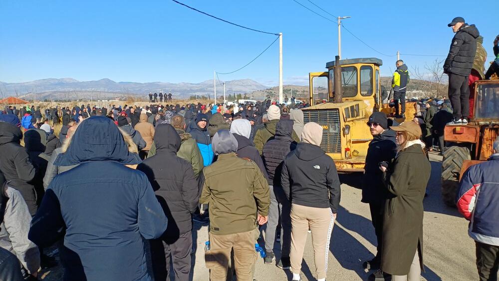 <p>Knežević poručio Spajiću i Šaranoviću da "dobro razmisle" do sjutra u podne. "Ako bude negativan odgovor i policija se ne povuče, niko ne zna sa kakvim posljedicama će se suočiti Crna Gora", kazao je on</p>
