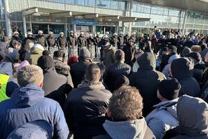 Građani Zete odblokirali puteve, ispred aerodroma poručili: "Ako...