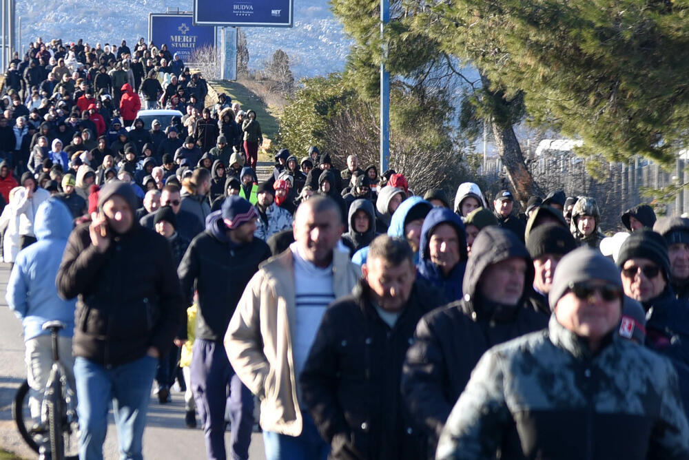 <p>Knežević poručio Spajiću i Šaranoviću da "dobro razmisle" do sjutra u podne. "Ako bude negativan odgovor i policija se ne povuče, niko ne zna sa kakvim posljedicama će se suočiti Crna Gora", kazao je on</p>