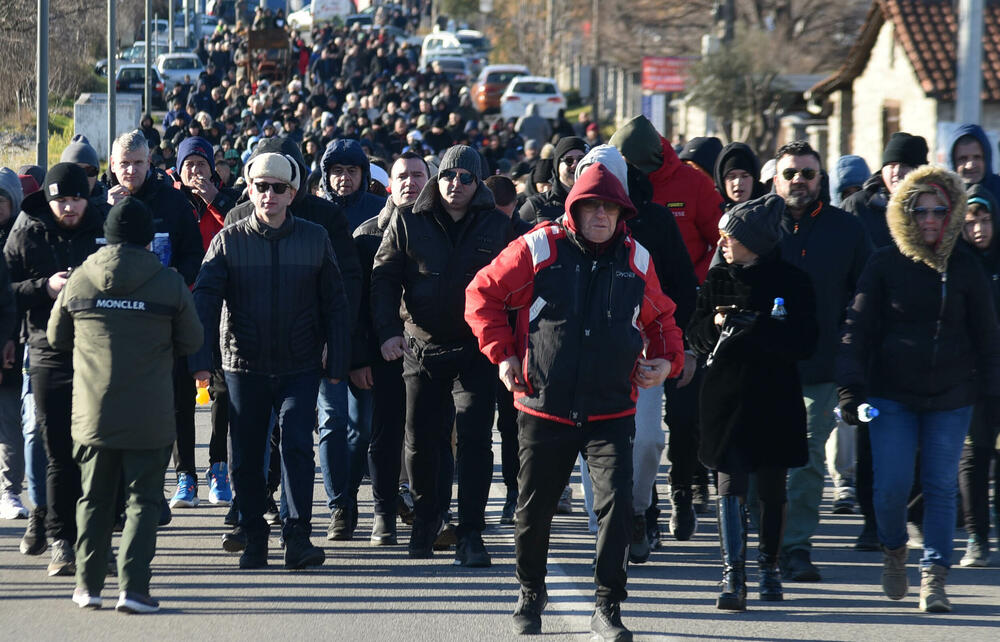 <p>Knežević poručio Spajiću i Šaranoviću da "dobro razmisle" do sjutra u podne. "Ako bude negativan odgovor i policija se ne povuče, niko ne zna sa kakvim posljedicama će se suočiti Crna Gora", kazao je on</p>