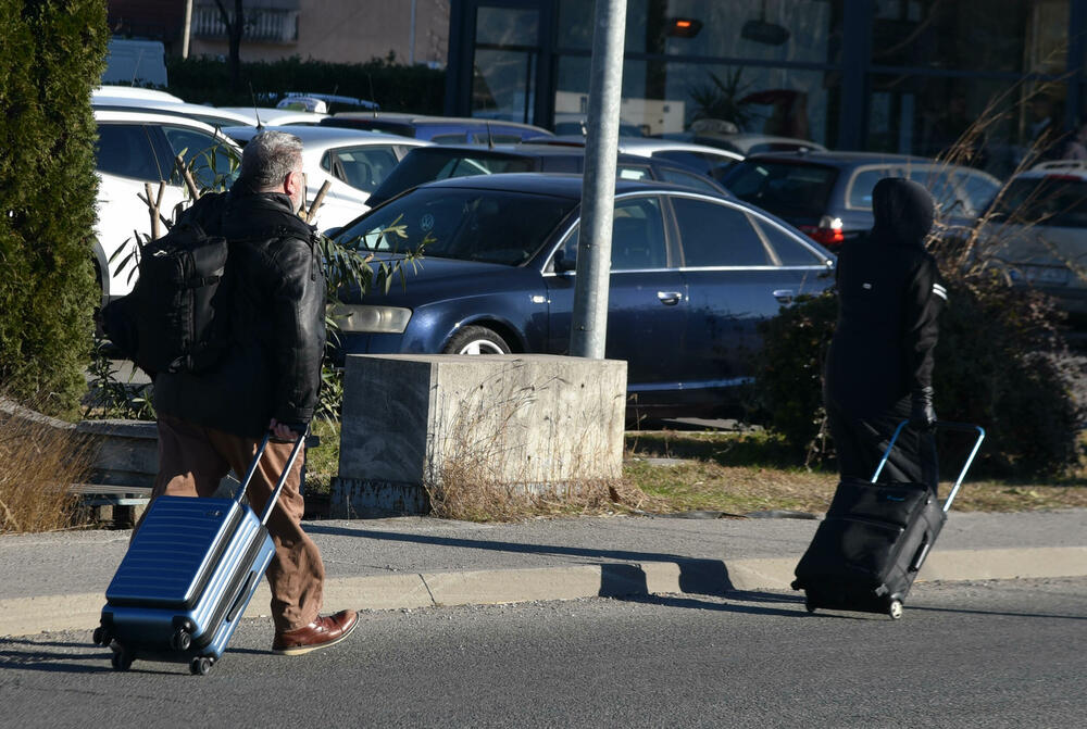 <p>Knežević poručio Spajiću i Šaranoviću da "dobro razmisle" do sjutra u podne. "Ako bude negativan odgovor i policija se ne povuče, niko ne zna sa kakvim posljedicama će se suočiti Crna Gora", kazao je on</p>