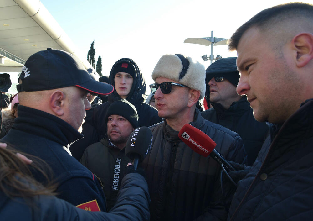 <p>Knežević poručio Spajiću i Šaranoviću da "dobro razmisle" do sjutra u podne. "Ako bude negativan odgovor i policija se ne povuče, niko ne zna sa kakvim posljedicama će se suočiti Crna Gora", kazao je on</p>