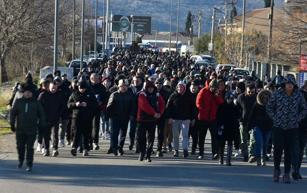 <p>Knežević poručio Spajiću i Šaranoviću da "dobro razmisle" do sjutra u podne. "Ako bude negativan odgovor i policija se ne povuče, niko ne zna sa kakvim posljedicama će se suočiti Crna Gora", kazao je on</p>