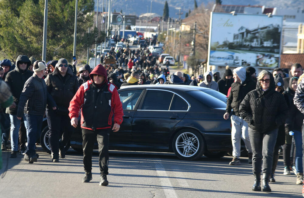 <p>Knežević poručio Spajiću i Šaranoviću da "dobro razmisle" do sjutra u podne. "Ako bude negativan odgovor i policija se ne povuče, niko ne zna sa kakvim posljedicama će se suočiti Crna Gora", kazao je on</p>