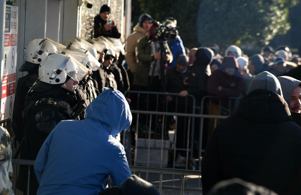 <p>Knežević poručio Spajiću i Šaranoviću da "dobro razmisle" do sjutra u podne. "Ako bude negativan odgovor i policija se ne povuče, niko ne zna sa kakvim posljedicama će se suočiti Crna Gora", kazao je on</p>