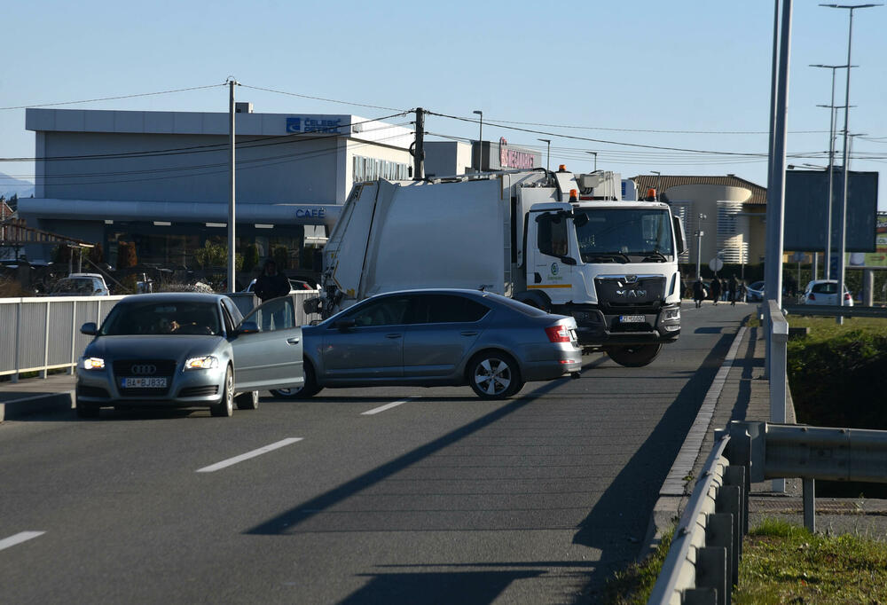 <p>Knežević poručio Spajiću i Šaranoviću da "dobro razmisle" do sjutra u podne. "Ako bude negativan odgovor i policija se ne povuče, niko ne zna sa kakvim posljedicama će se suočiti Crna Gora", kazao je on</p>