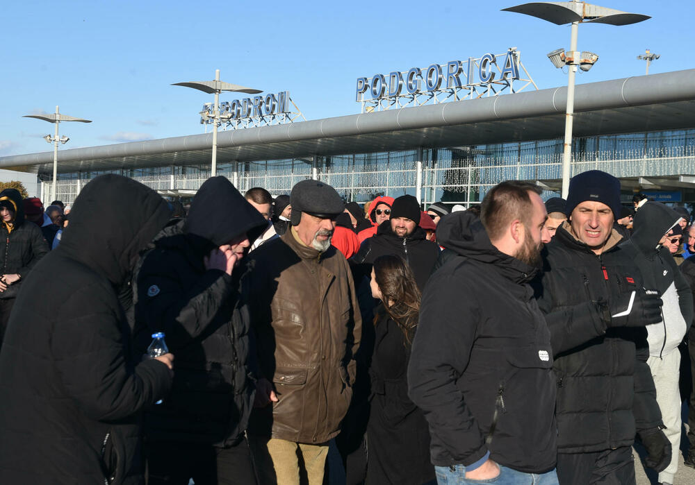 <p>Knežević poručio Spajiću i Šaranoviću da "dobro razmisle" do sjutra u podne. "Ako bude negativan odgovor i policija se ne povuče, niko ne zna sa kakvim posljedicama će se suočiti Crna Gora", kazao je on</p>