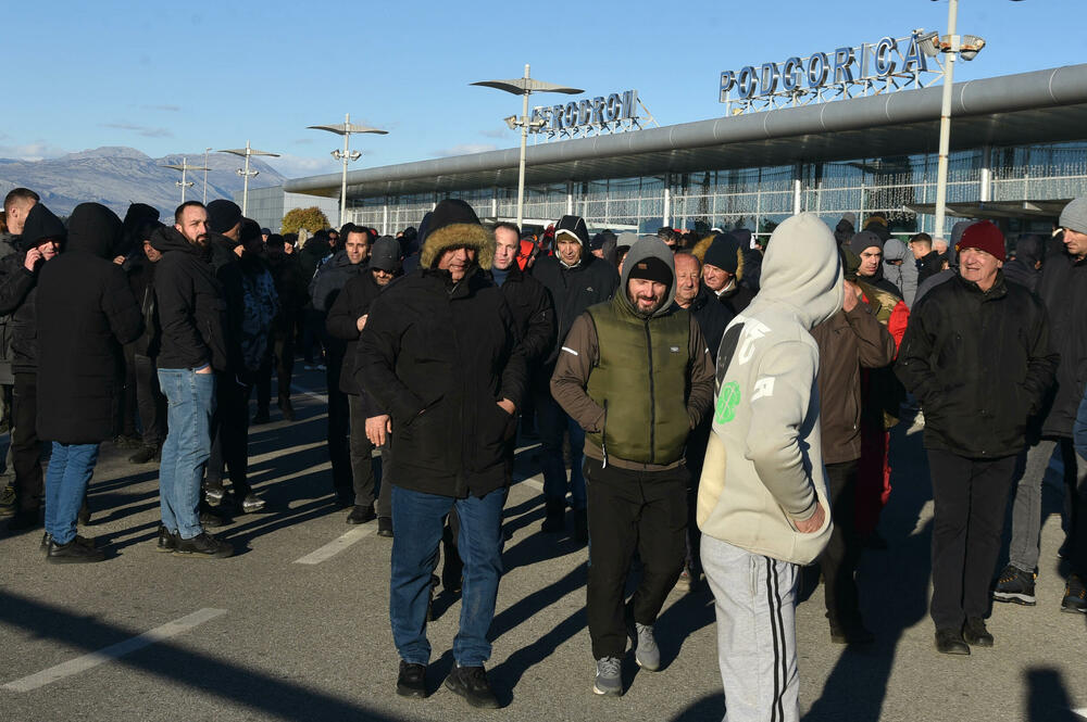 <p>Knežević poručio Spajiću i Šaranoviću da "dobro razmisle" do sjutra u podne. "Ako bude negativan odgovor i policija se ne povuče, niko ne zna sa kakvim posljedicama će se suočiti Crna Gora", kazao je on</p>