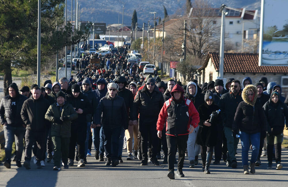 <p>Knežević poručio Spajiću i Šaranoviću da "dobro razmisle" do sjutra u podne. "Ako bude negativan odgovor i policija se ne povuče, niko ne zna sa kakvim posljedicama će se suočiti Crna Gora", kazao je on</p>