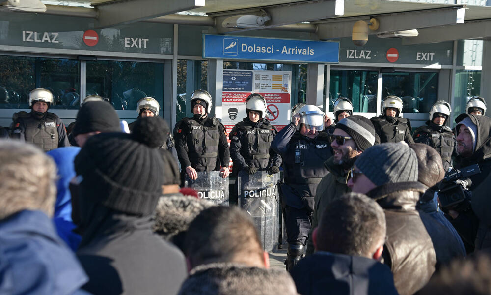 <p>Knežević poručio Spajiću i Šaranoviću da "dobro razmisle" do sjutra u podne. "Ako bude negativan odgovor i policija se ne povuče, niko ne zna sa kakvim posljedicama će se suočiti Crna Gora", kazao je on</p>