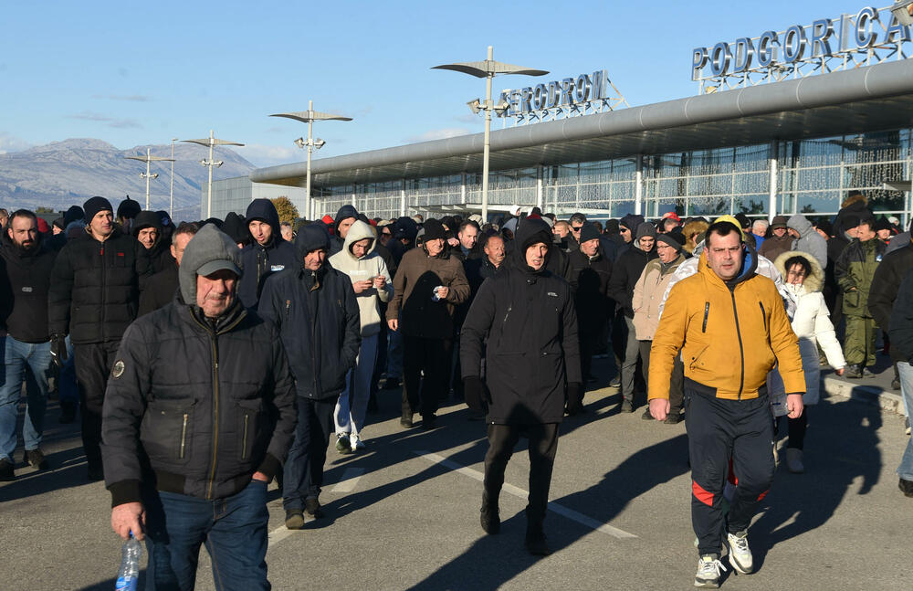 <p>Knežević poručio Spajiću i Šaranoviću da "dobro razmisle" do sjutra u podne. "Ako bude negativan odgovor i policija se ne povuče, niko ne zna sa kakvim posljedicama će se suočiti Crna Gora", kazao je on</p>