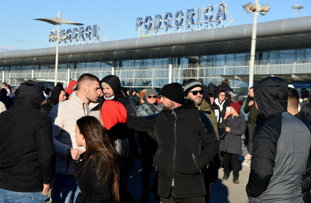 <p>Knežević poručio Spajiću i Šaranoviću da "dobro razmisle" do sjutra u podne. "Ako bude negativan odgovor i policija se ne povuče, niko ne zna sa kakvim posljedicama će se suočiti Crna Gora", kazao je on</p>