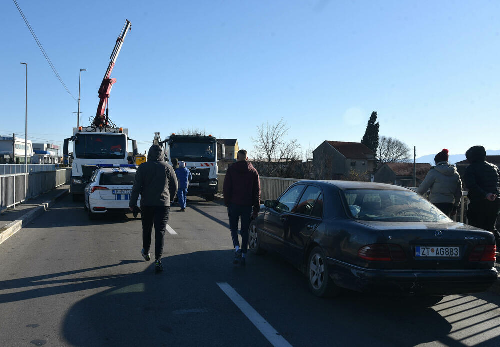 <p>Knežević poručio Spajiću i Šaranoviću da "dobro razmisle" do sjutra u podne. "Ako bude negativan odgovor i policija se ne povuče, niko ne zna sa kakvim posljedicama će se suočiti Crna Gora", kazao je on</p>