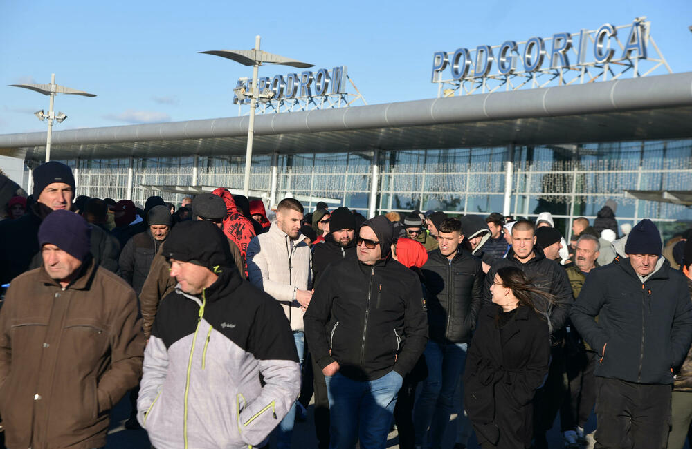 <p>Knežević poručio Spajiću i Šaranoviću da "dobro razmisle" do sjutra u podne. "Ako bude negativan odgovor i policija se ne povuče, niko ne zna sa kakvim posljedicama će se suočiti Crna Gora", kazao je on</p>