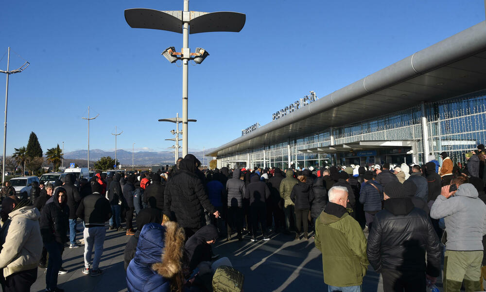 <p>Knežević poručio Spajiću i Šaranoviću da "dobro razmisle" do sjutra u podne. "Ako bude negativan odgovor i policija se ne povuče, niko ne zna sa kakvim posljedicama će se suočiti Crna Gora", kazao je on</p>