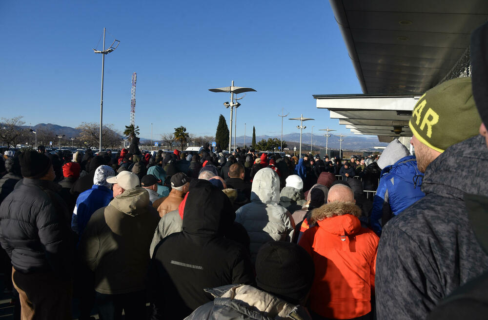 <p>Knežević poručio Spajiću i Šaranoviću da "dobro razmisle" do sjutra u podne. "Ako bude negativan odgovor i policija se ne povuče, niko ne zna sa kakvim posljedicama će se suočiti Crna Gora", kazao je on</p>