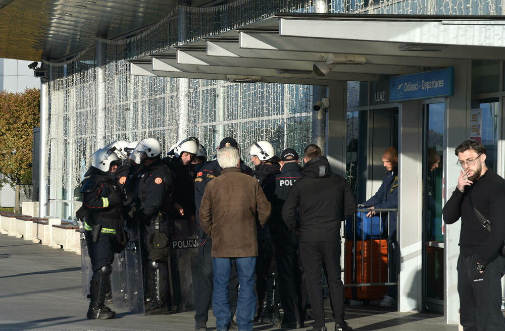 <p>Knežević poručio Spajiću i Šaranoviću da "dobro razmisle" do sjutra u podne. "Ako bude negativan odgovor i policija se ne povuče, niko ne zna sa kakvim posljedicama će se suočiti Crna Gora", kazao je on</p>