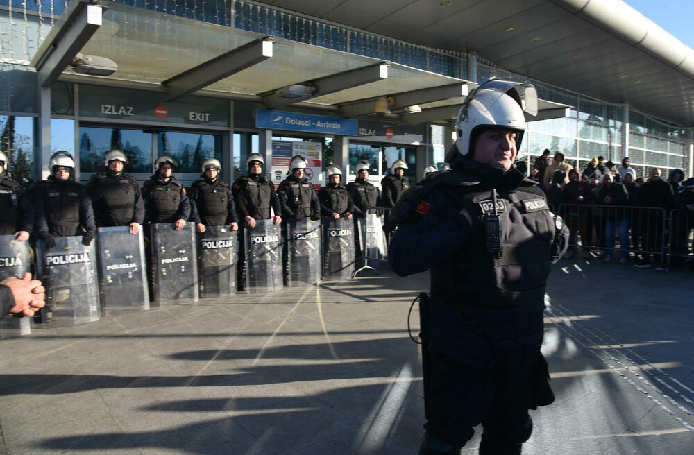 <p>Knežević poručio Spajiću i Šaranoviću da "dobro razmisle" do sjutra u podne. "Ako bude negativan odgovor i policija se ne povuče, niko ne zna sa kakvim posljedicama će se suočiti Crna Gora", kazao je on</p>