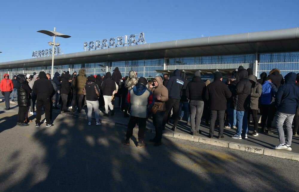 <p>Knežević poručio Spajiću i Šaranoviću da "dobro razmisle" do sjutra u podne. "Ako bude negativan odgovor i policija se ne povuče, niko ne zna sa kakvim posljedicama će se suočiti Crna Gora", kazao je on</p>