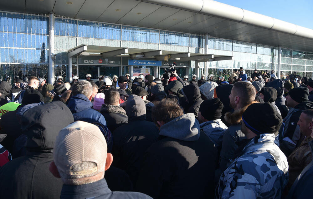 <p>Knežević poručio Spajiću i Šaranoviću da "dobro razmisle" do sjutra u podne. "Ako bude negativan odgovor i policija se ne povuče, niko ne zna sa kakvim posljedicama će se suočiti Crna Gora", kazao je on</p>