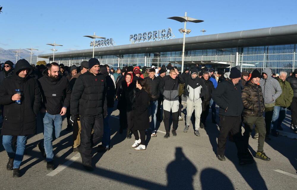 <p>Knežević poručio Spajiću i Šaranoviću da "dobro razmisle" do sjutra u podne. "Ako bude negativan odgovor i policija se ne povuče, niko ne zna sa kakvim posljedicama će se suočiti Crna Gora", kazao je on</p>