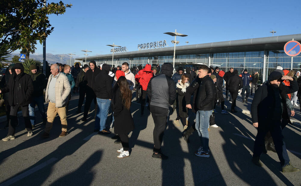<p>Knežević poručio Spajiću i Šaranoviću da "dobro razmisle" do sjutra u podne. "Ako bude negativan odgovor i policija se ne povuče, niko ne zna sa kakvim posljedicama će se suočiti Crna Gora", kazao je on</p>