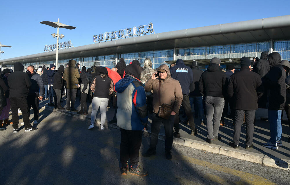 <p>Knežević poručio Spajiću i Šaranoviću da "dobro razmisle" do sjutra u podne. "Ako bude negativan odgovor i policija se ne povuče, niko ne zna sa kakvim posljedicama će se suočiti Crna Gora", kazao je on</p>