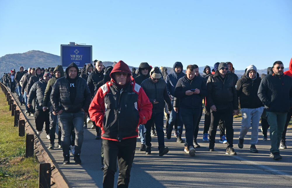 <p>Knežević poručio Spajiću i Šaranoviću da "dobro razmisle" do sjutra u podne. "Ako bude negativan odgovor i policija se ne povuče, niko ne zna sa kakvim posljedicama će se suočiti Crna Gora", kazao je on</p>