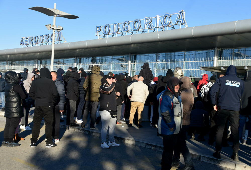 <p>Knežević poručio Spajiću i Šaranoviću da "dobro razmisle" do sjutra u podne. "Ako bude negativan odgovor i policija se ne povuče, niko ne zna sa kakvim posljedicama će se suočiti Crna Gora", kazao je on</p>