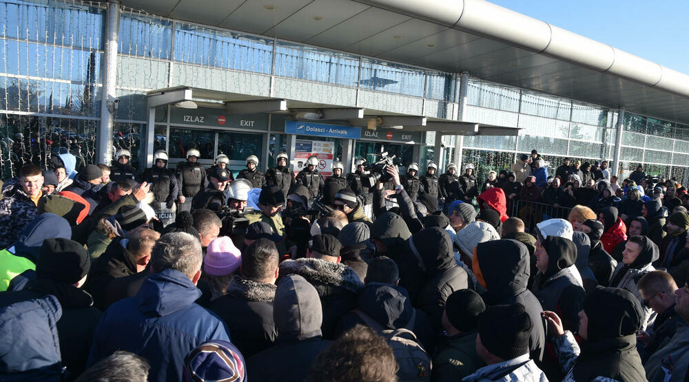 <p>Knežević poručio Spajiću i Šaranoviću da "dobro razmisle" do sjutra u podne. "Ako bude negativan odgovor i policija se ne povuče, niko ne zna sa kakvim posljedicama će se suočiti Crna Gora", kazao je on</p>