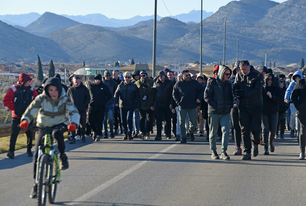<p>Knežević poručio Spajiću i Šaranoviću da "dobro razmisle" do sjutra u podne. "Ako bude negativan odgovor i policija se ne povuče, niko ne zna sa kakvim posljedicama će se suočiti Crna Gora", kazao je on</p>
