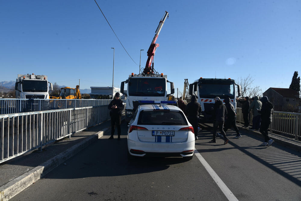 <p>Knežević poručio Spajiću i Šaranoviću da "dobro razmisle" do sjutra u podne. "Ako bude negativan odgovor i policija se ne povuče, niko ne zna sa kakvim posljedicama će se suočiti Crna Gora", kazao je on</p>