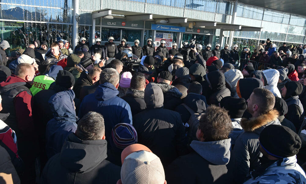 <p>Knežević poručio Spajiću i Šaranoviću da "dobro razmisle" do sjutra u podne. "Ako bude negativan odgovor i policija se ne povuče, niko ne zna sa kakvim posljedicama će se suočiti Crna Gora", kazao je on</p>