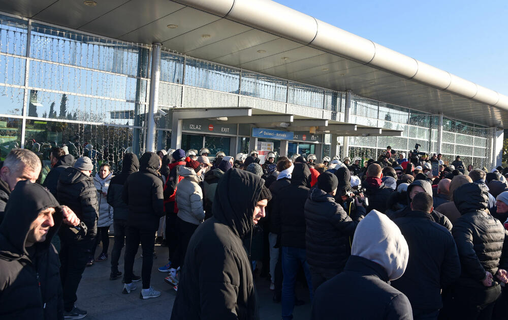 <p>Knežević poručio Spajiću i Šaranoviću da "dobro razmisle" do sjutra u podne. "Ako bude negativan odgovor i policija se ne povuče, niko ne zna sa kakvim posljedicama će se suočiti Crna Gora", kazao je on</p>