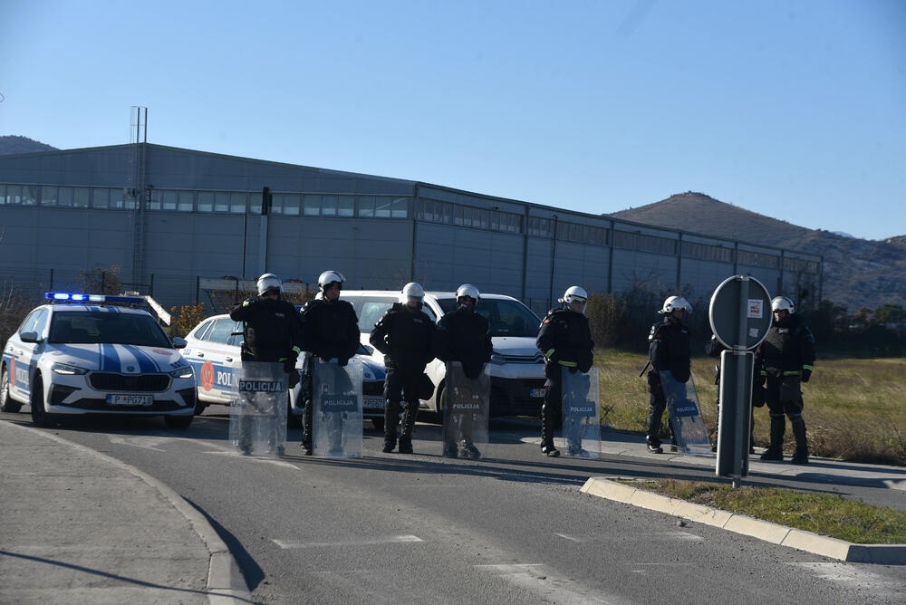 <p>Knežević poručio Spajiću i Šaranoviću da "dobro razmisle" do sjutra u podne. "Ako bude negativan odgovor i policija se ne povuče, niko ne zna sa kakvim posljedicama će se suočiti Crna Gora", kazao je on</p>