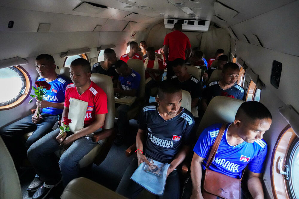 Oslobođeni zarobljenici u helikopteru, Foto: Reuters