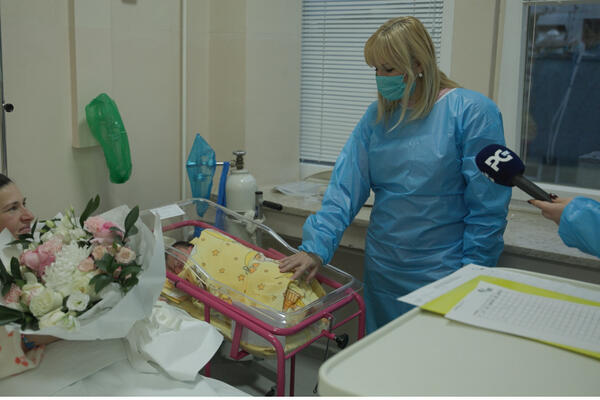 Borovinić Bojović posjetila porodilju i prvu bebu rođenu u 2026....