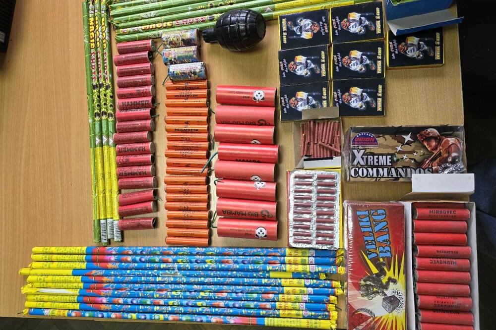 Oduzeta pirotehnička sredstva, Foto: UP