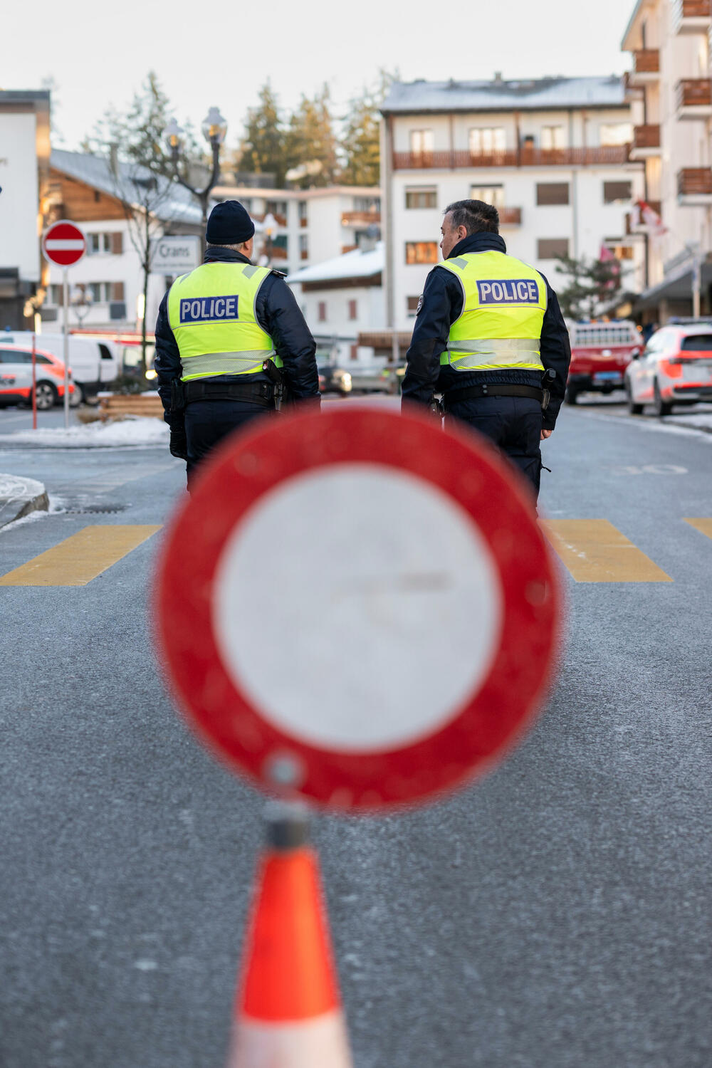 <p>Područje je potpuno zatvoreno, a iznad Kran-Montane uvedena je zona zabrane letjenja, navela je policija u saopštenju, dodajući da uzrok eksplozije i dalje nije jasan</p>